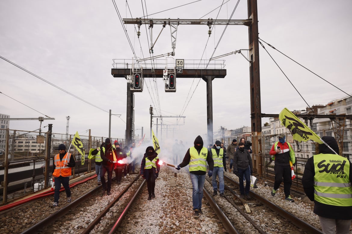 La rabbia dei ferrovieri: «L’unica  risposta di Macron è la polizia»