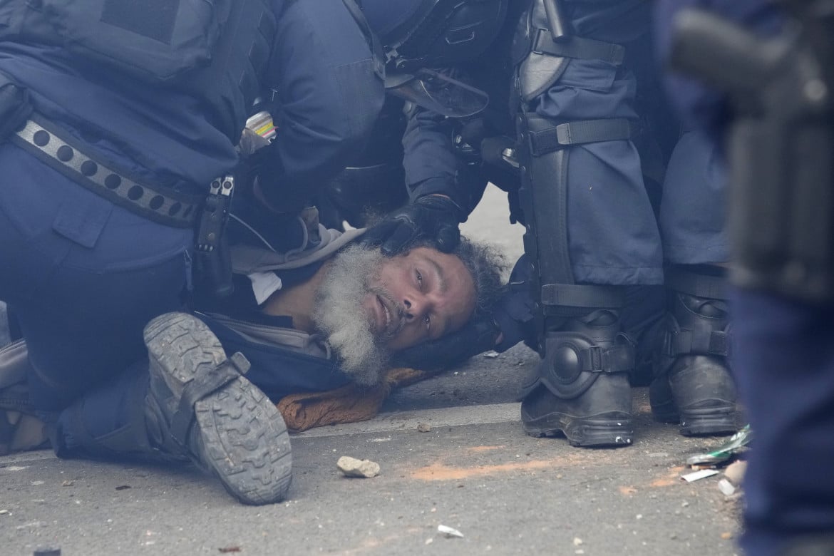 Repressione violenta, sotto accusa la polizia francese