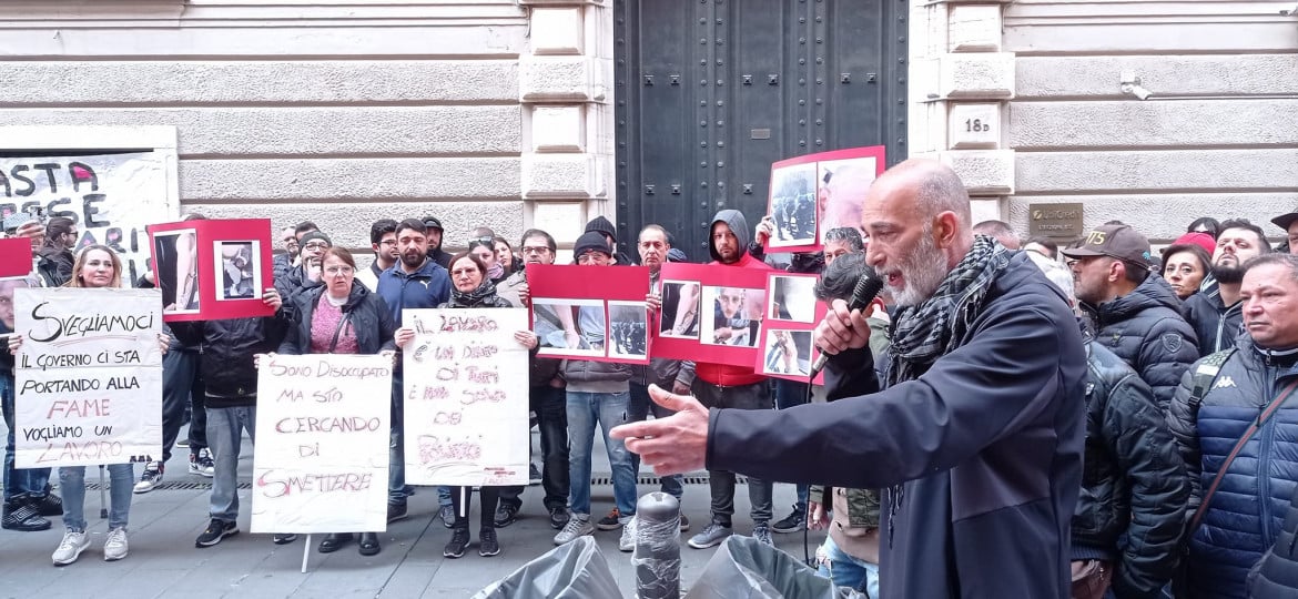 Napoli: stop ai progetti di inserimento, disoccupati manganellati