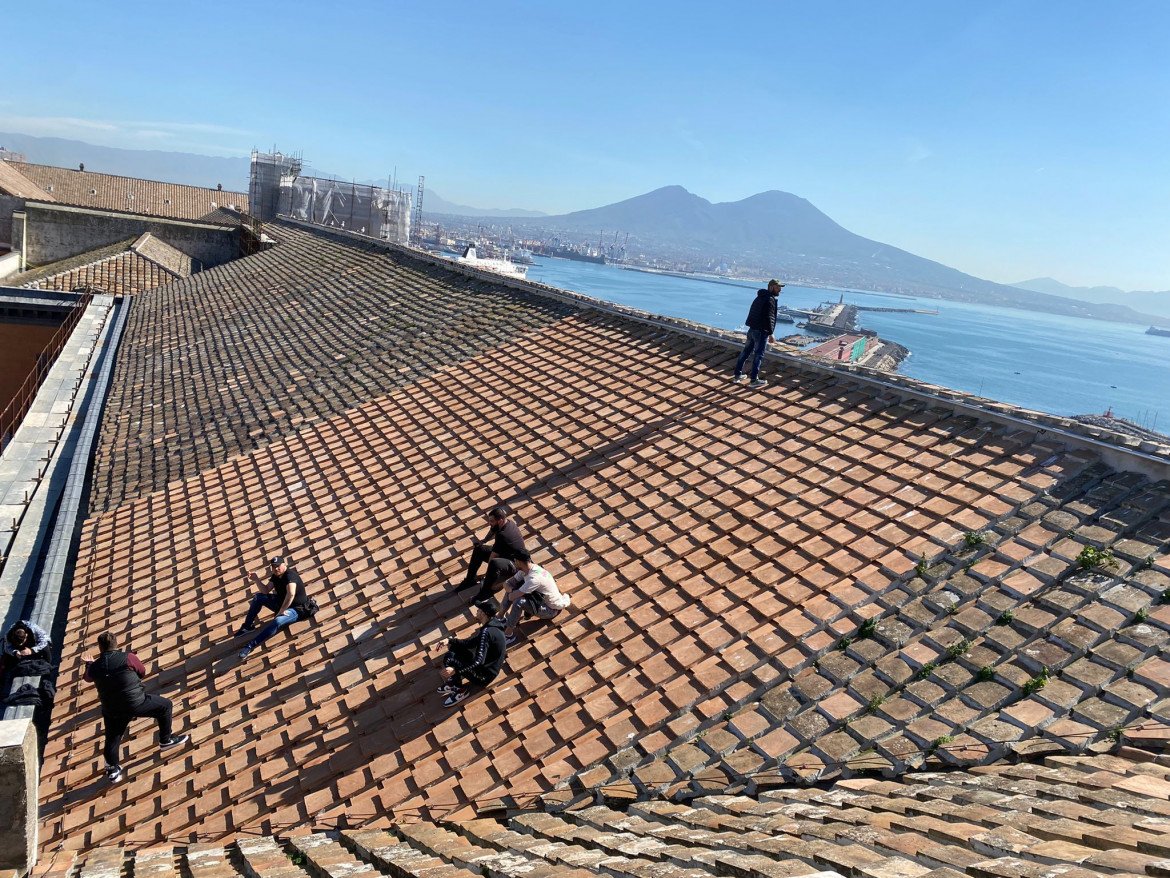 Napoli, i disoccupati sul tetto di Palazzo Reale