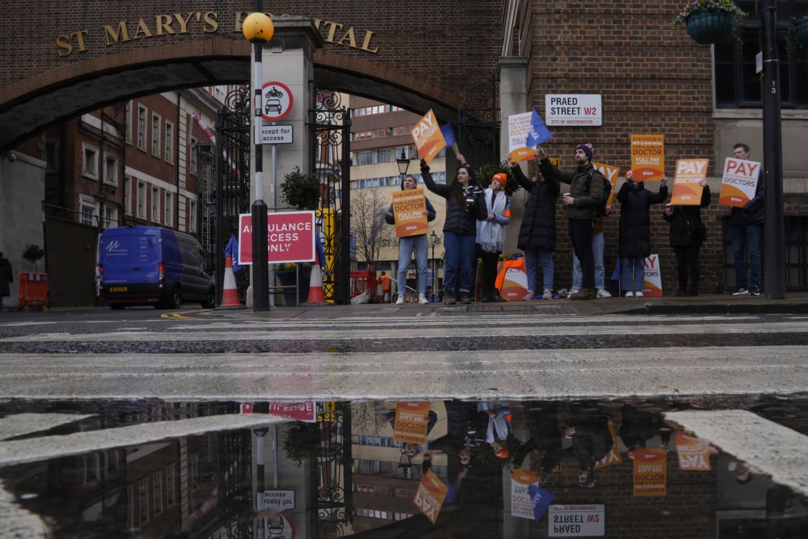 Un altro mega sciopero in Gran Bretagna, nel giorno della finanziaria Tory