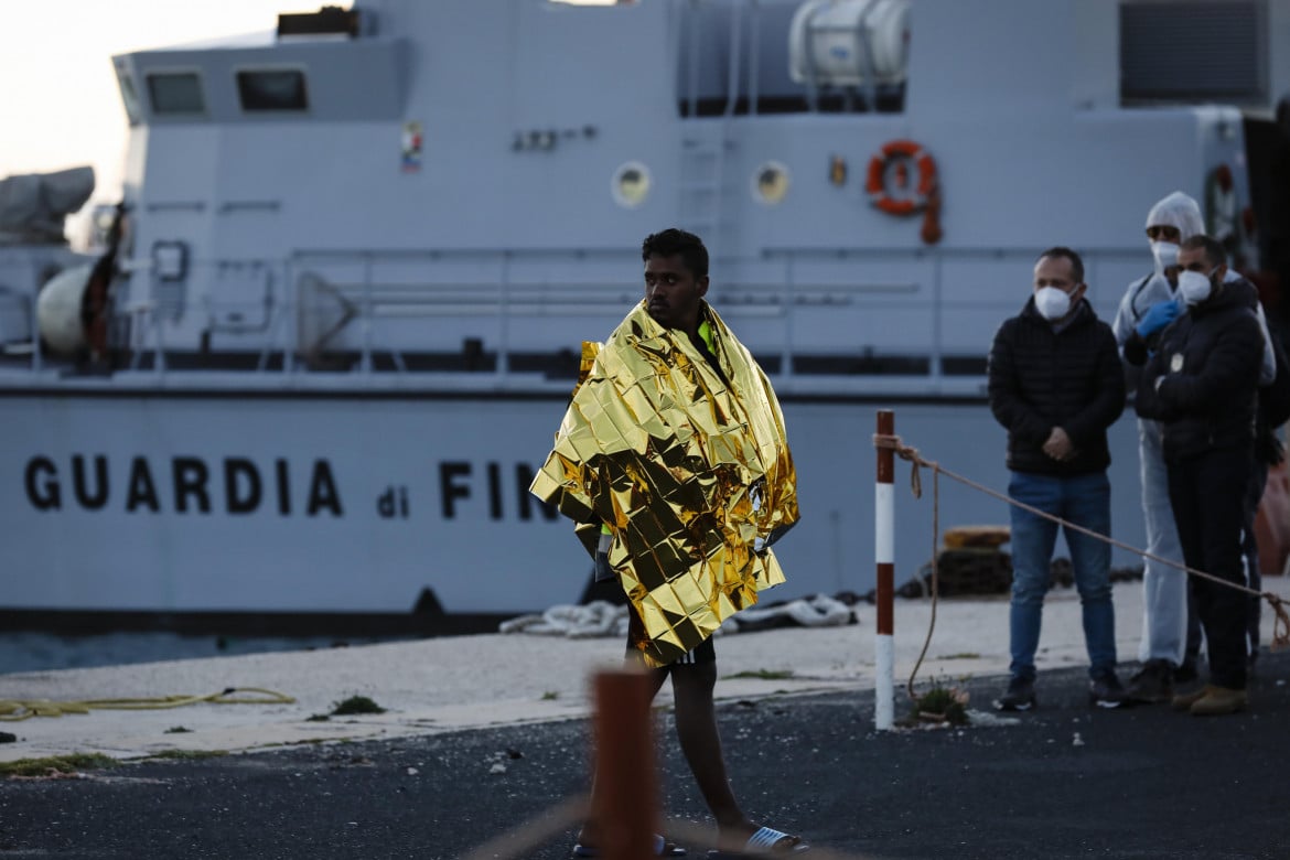 Naufragio in alto mare, trenta migranti morti. Coordinava l’Italia