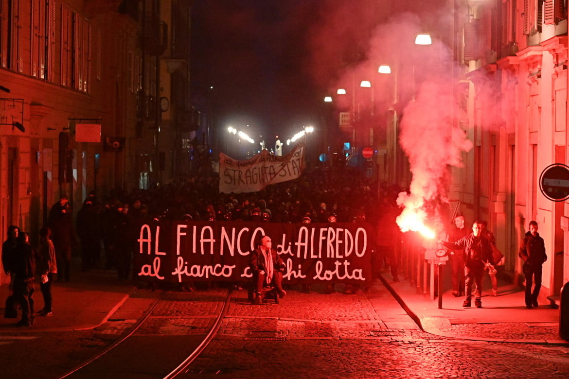 Cospito, mille anarchici scalmanati a Torino