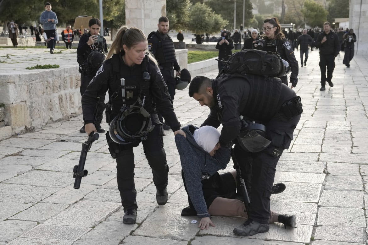 Israele all’assalto di Al Aqsa, lacrimogeni e manganelli nella moschea