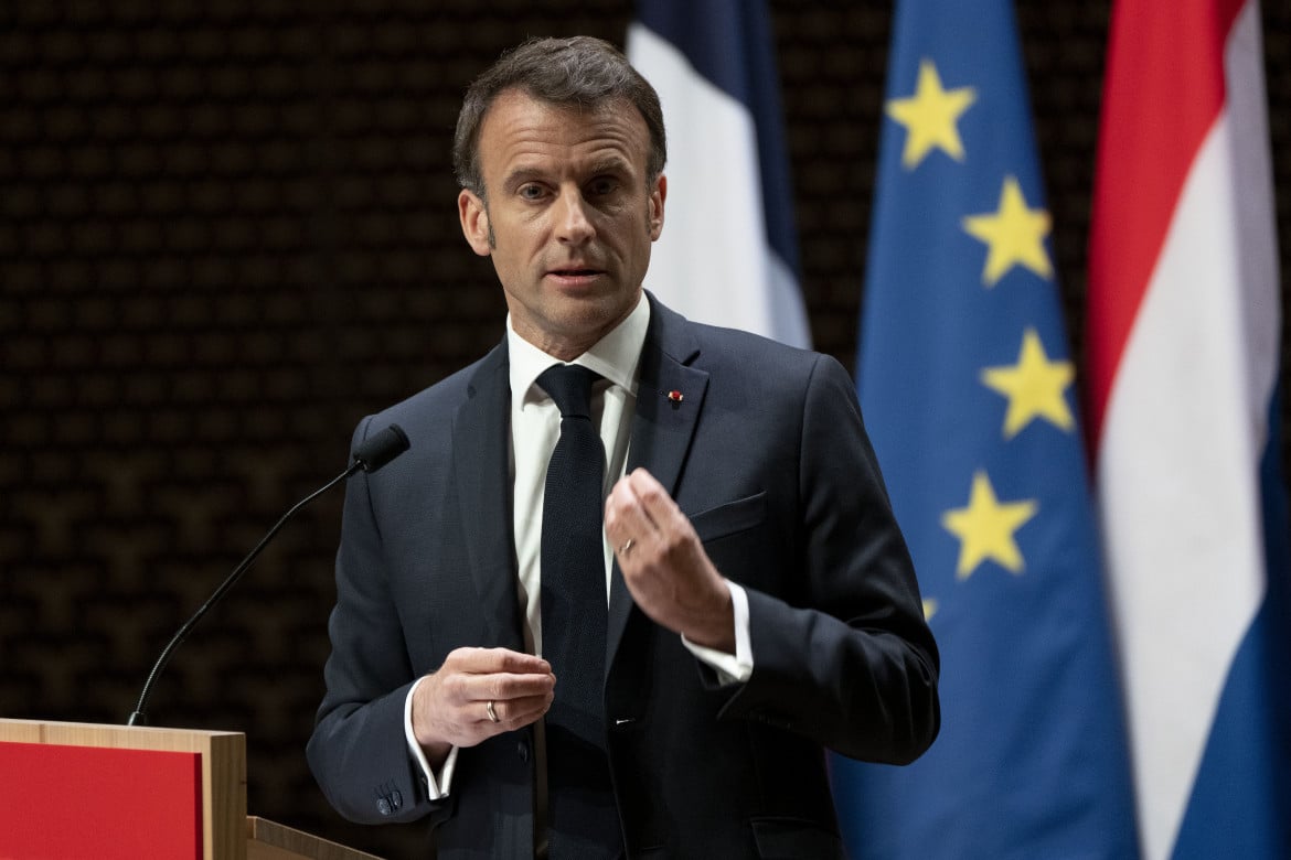 «L’Ue rafforzi identità e sovranità» Macron contestato all’Aja