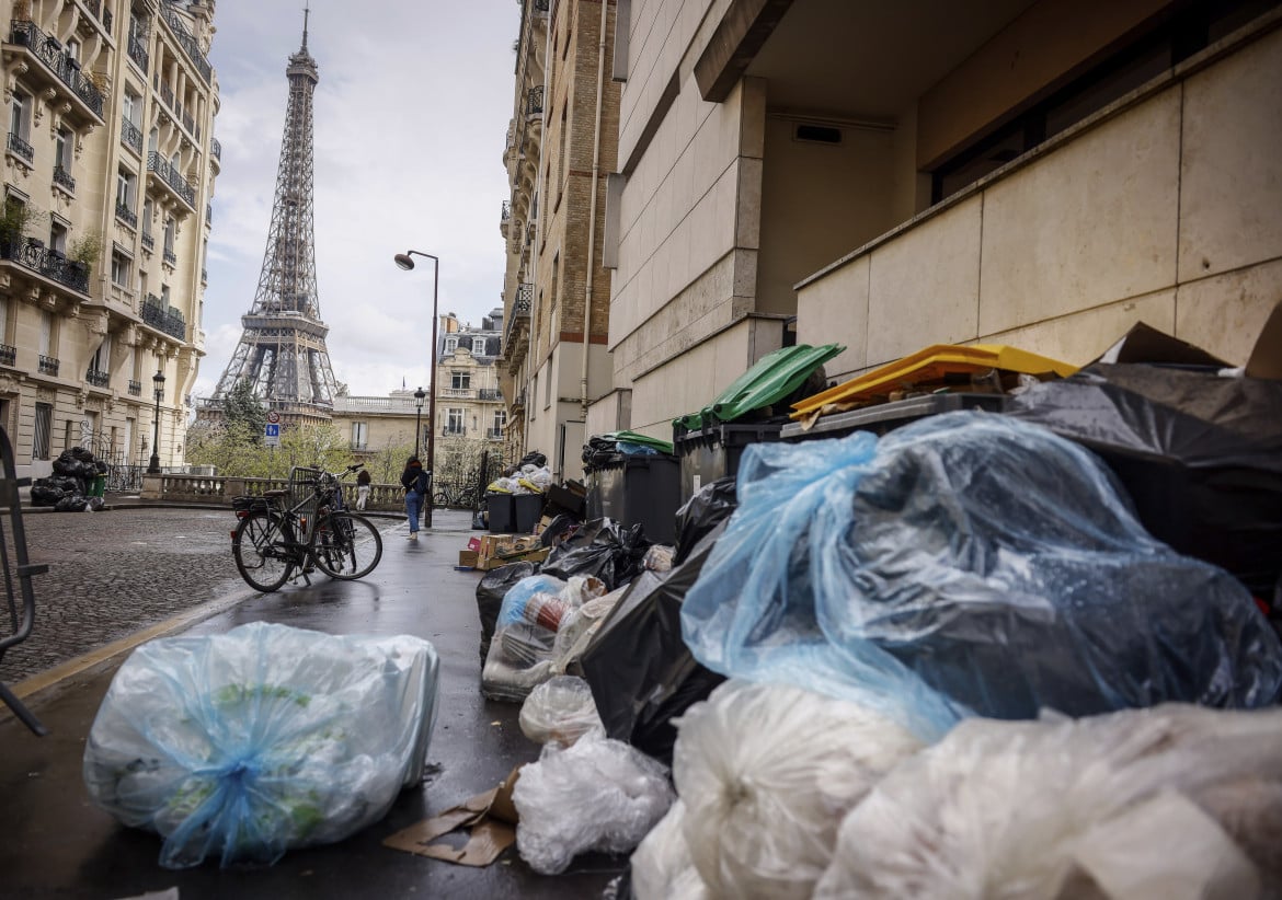 Parigi sarà piena di rifiuti. La sfida degli spazzini