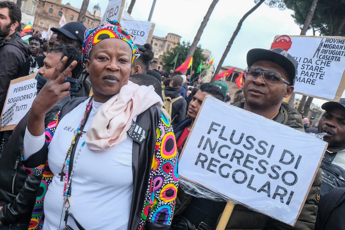 «Giù le mani dalla protezione speciale». A Roma la protesta di migranti e Ong