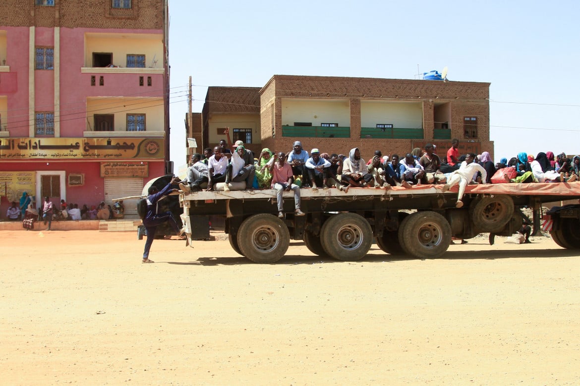 Gli stranieri lasciano Khartoum, dopo la tregua si teme guerra più ampia
