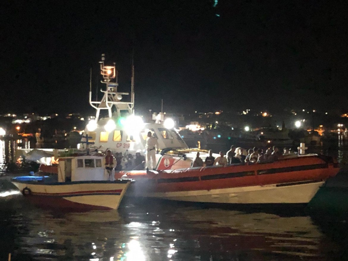 Tre naufragi a Lampedusa. Oltre 60 cadaveri sulle coste di Tunisia e Libia