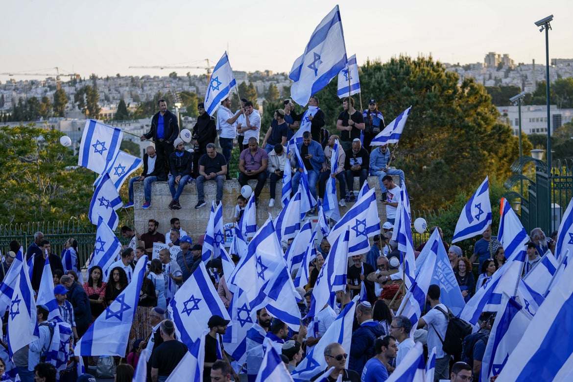 La «loro» rivoluzione: destra in piazza al fianco di Bibi