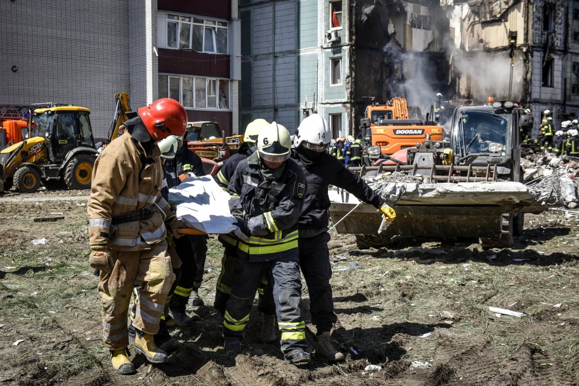 Bombe sull’Ucraina nella notte, 25 civili uccisi. Si scava ancora