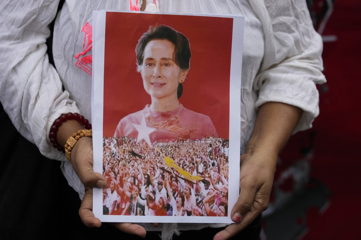 Myanmar, bombe sui civili nella città ribelle. Parla il medico accorso sul posto:  «I morti sono 168»
