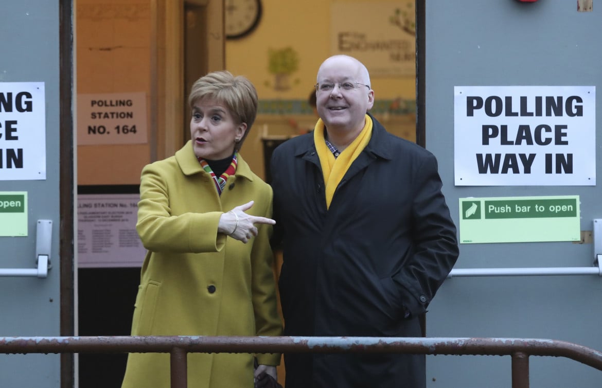 Scozia, inchiesta fondi Snp: arrestato il marito di Sturgeon