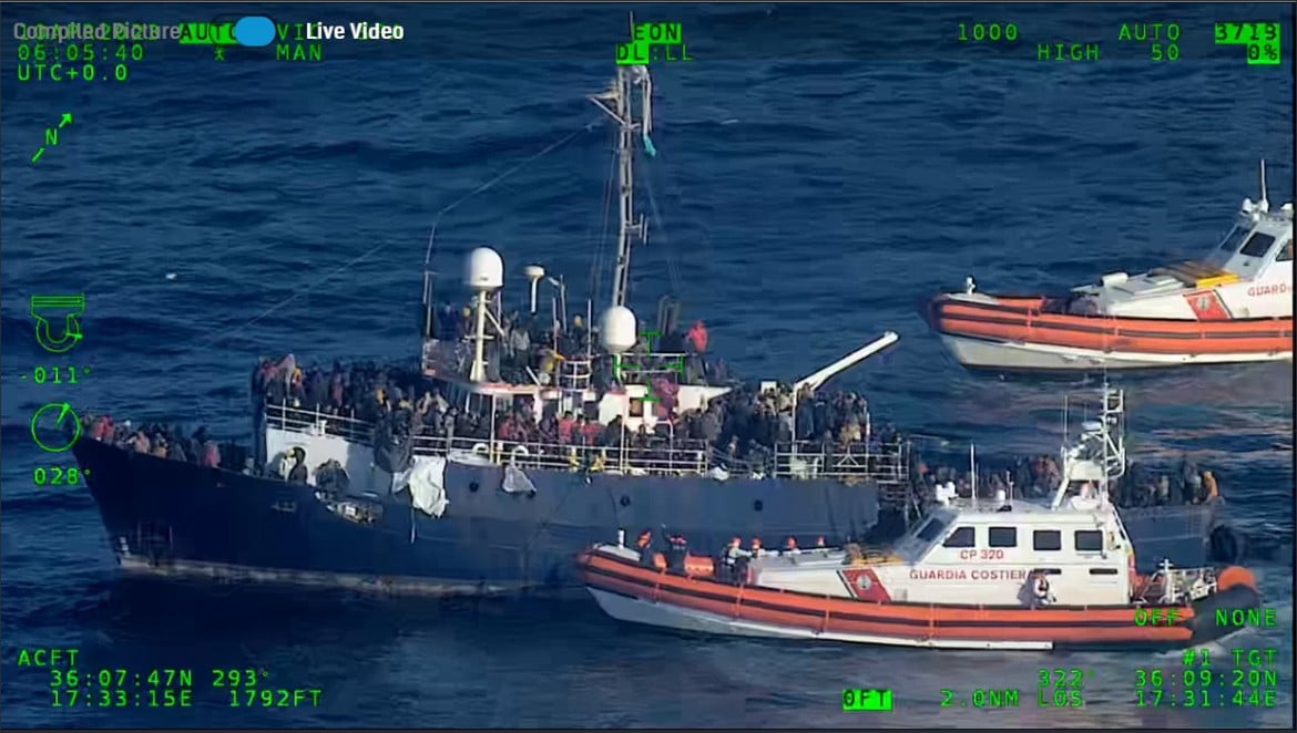 Il salvataggio della guardia costiera del barcone con 800 migranti nel mar Ionio foto Ansa
