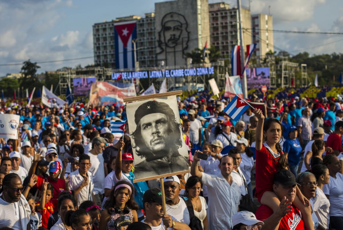 Cuba è senza benzina, addio  al megacorteo del 1 maggio