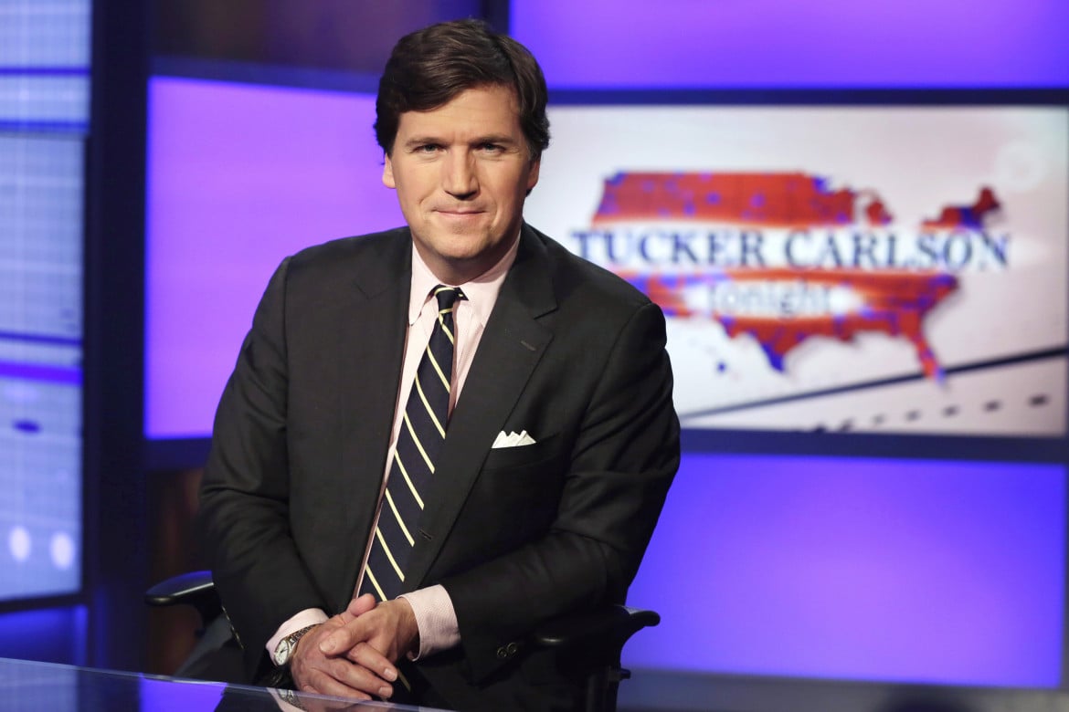 Tucker Carlson esce da Fox News: il “divorzio” dopo il patteggiamento con Dominion