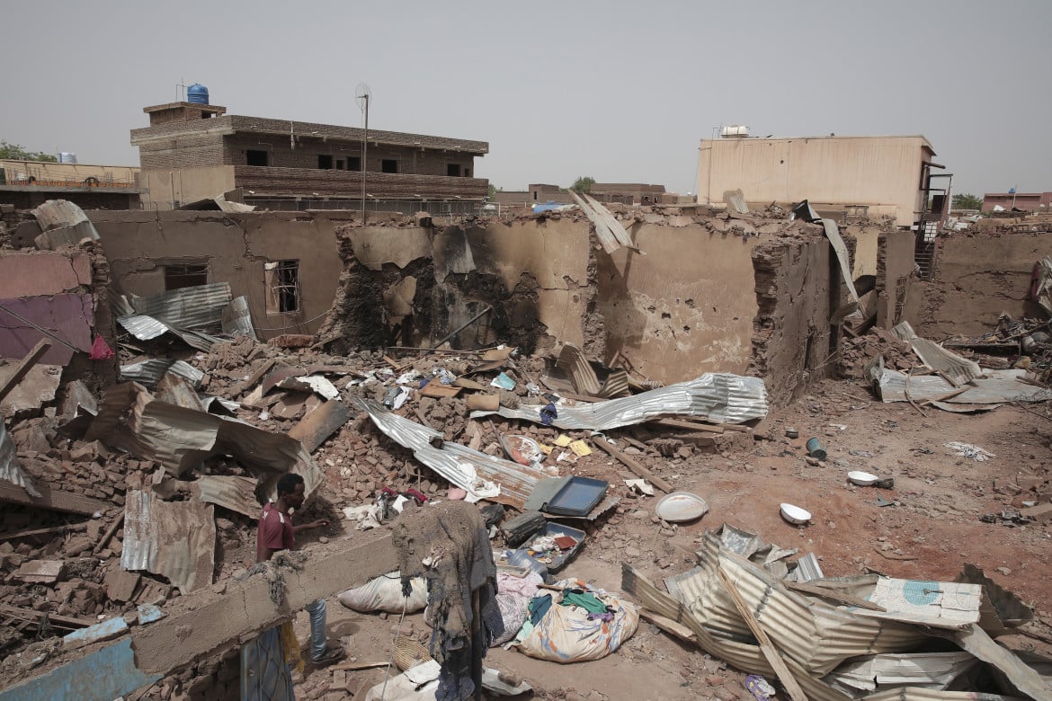 Via dalla guerra di Khartoum con la propria vita in uno zaino