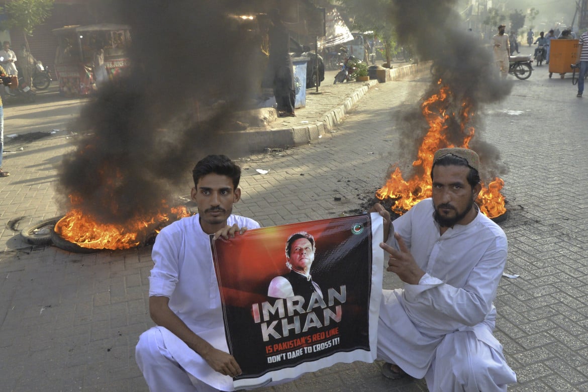 Imran Khan in manette, il suo Pakistan si solleva