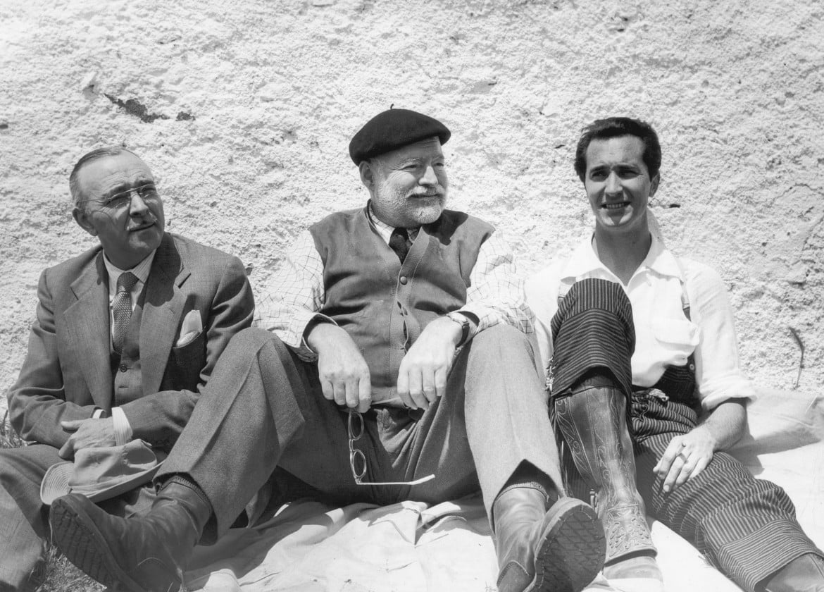 Spagna 1959: fotodi Ernest Hemingway (al centro), con il torero Luìs Dominguin (a destra) che fuma una sigaretta