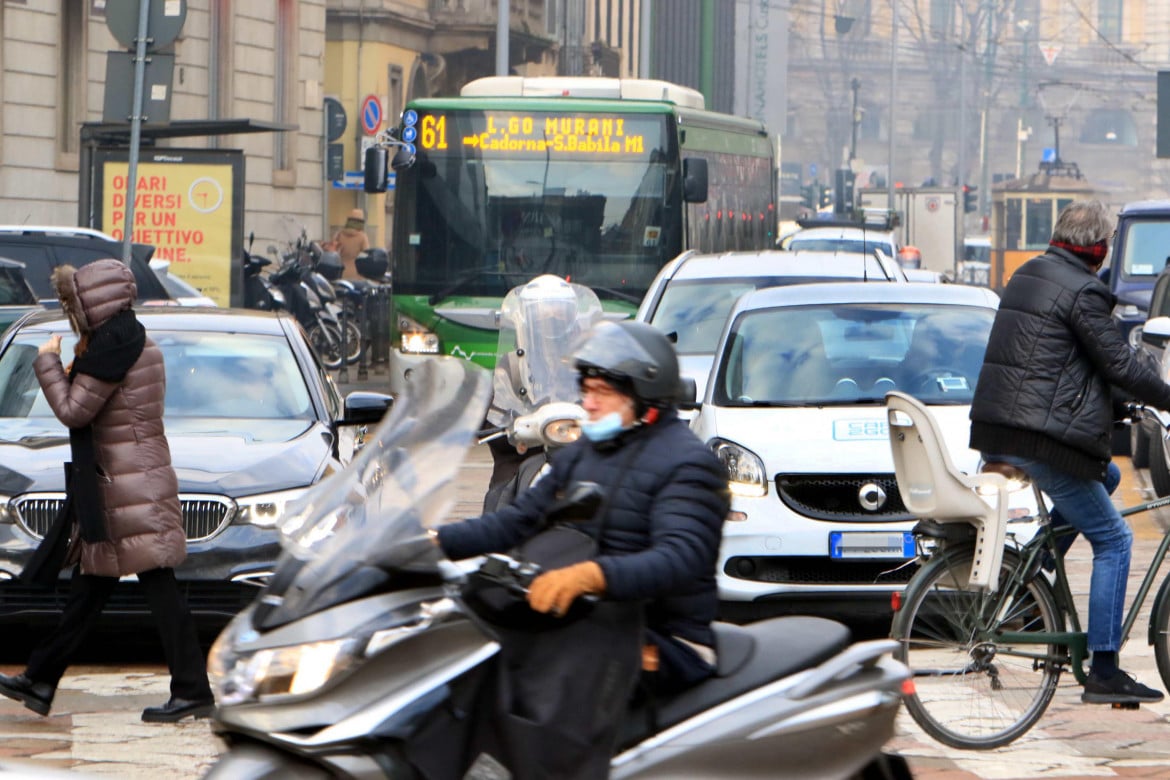 Traffico e inquinamento dell’aria a Milano foto Ansa