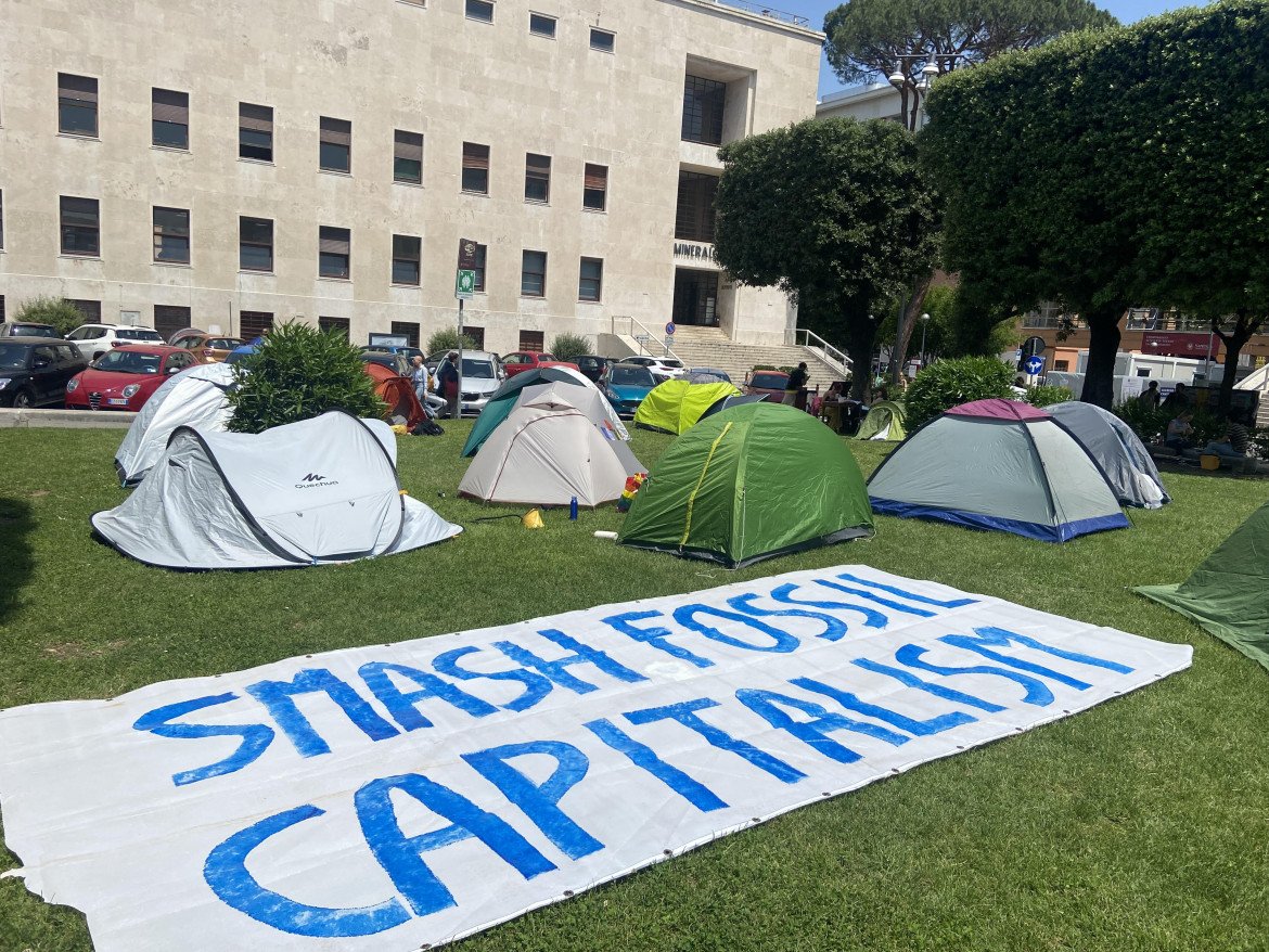 Alla Sapienza tornano le tende: protesta ecologista contro il fossile