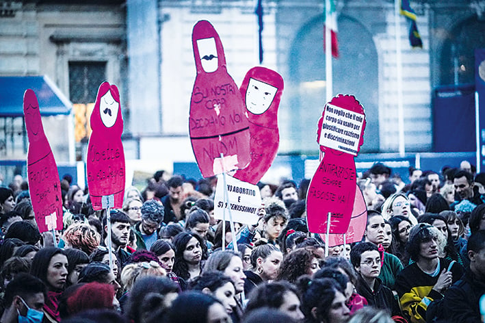 Manifestazione delle attiviste di "Non una di meno" per la giornata per l'aborto sicuro, Torino, 28 settembre 2022. ANSA/TINO ROMANO