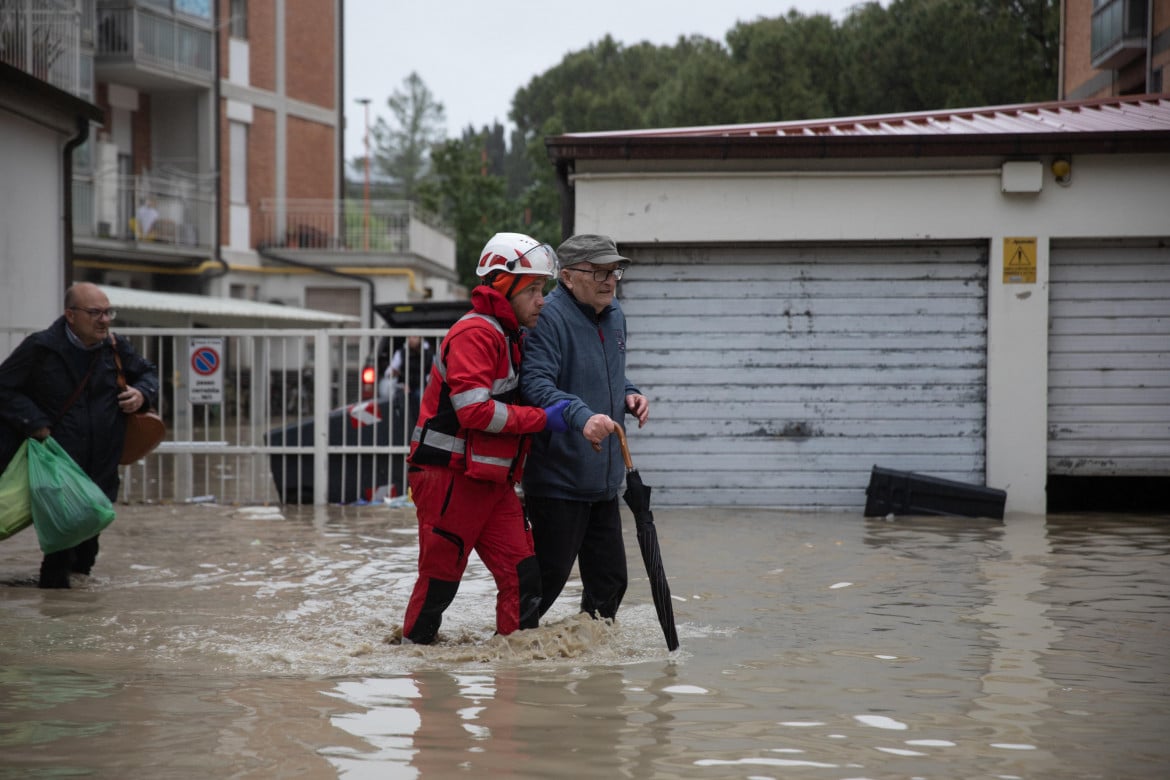 La Croce Rossa soccorre alcune persone ancora in casa a Cesena dopo l'esondazione del Savio, 16 maggio 2023. ANSA/MAX CAVALLARI