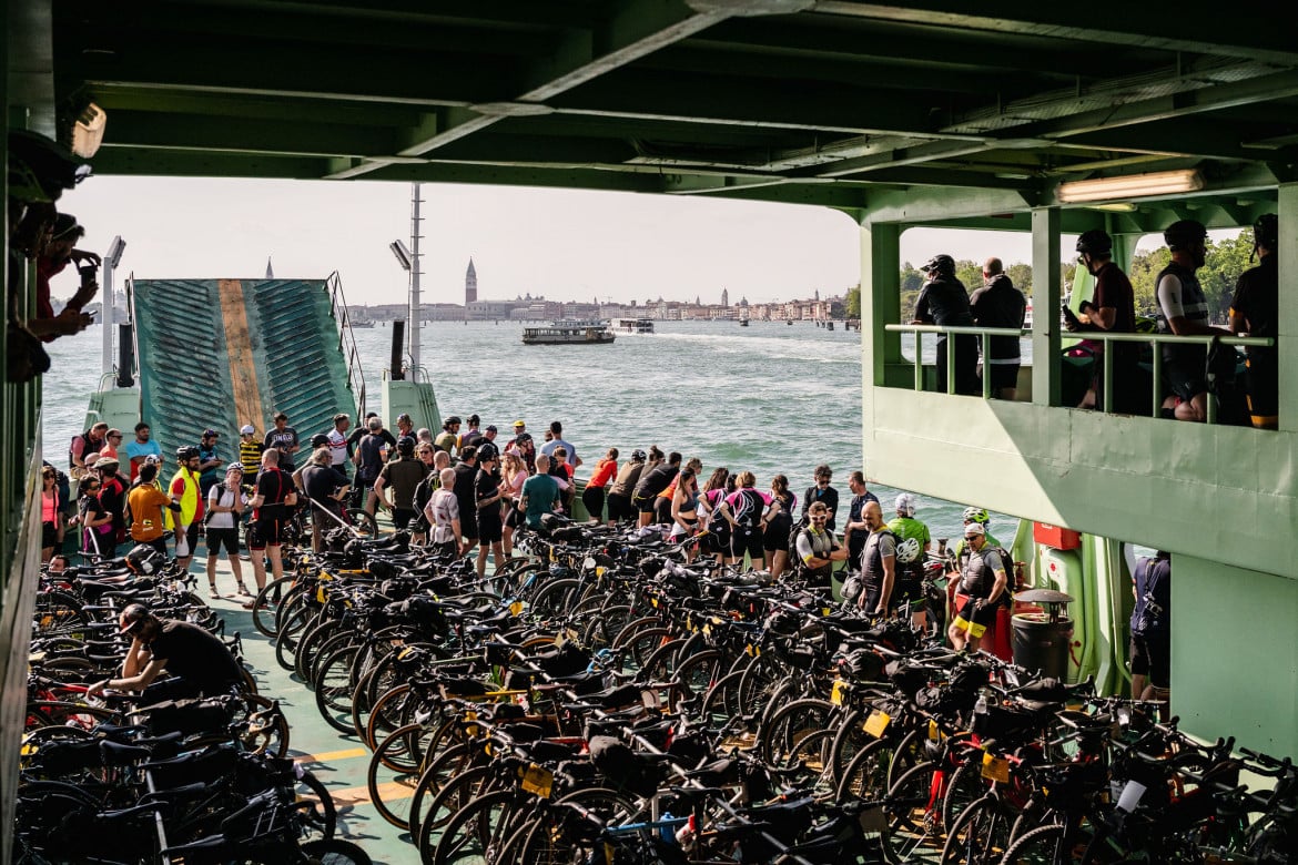 Venezia, un festival con la testa sulla bici