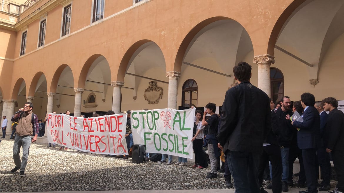 “Fuori le aziende dall’università”: la protesta degli studenti alla Sapienza