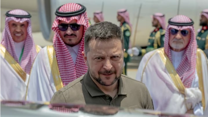 Il presidente ucraino Zelensky all'arrivo in Arabia saudita