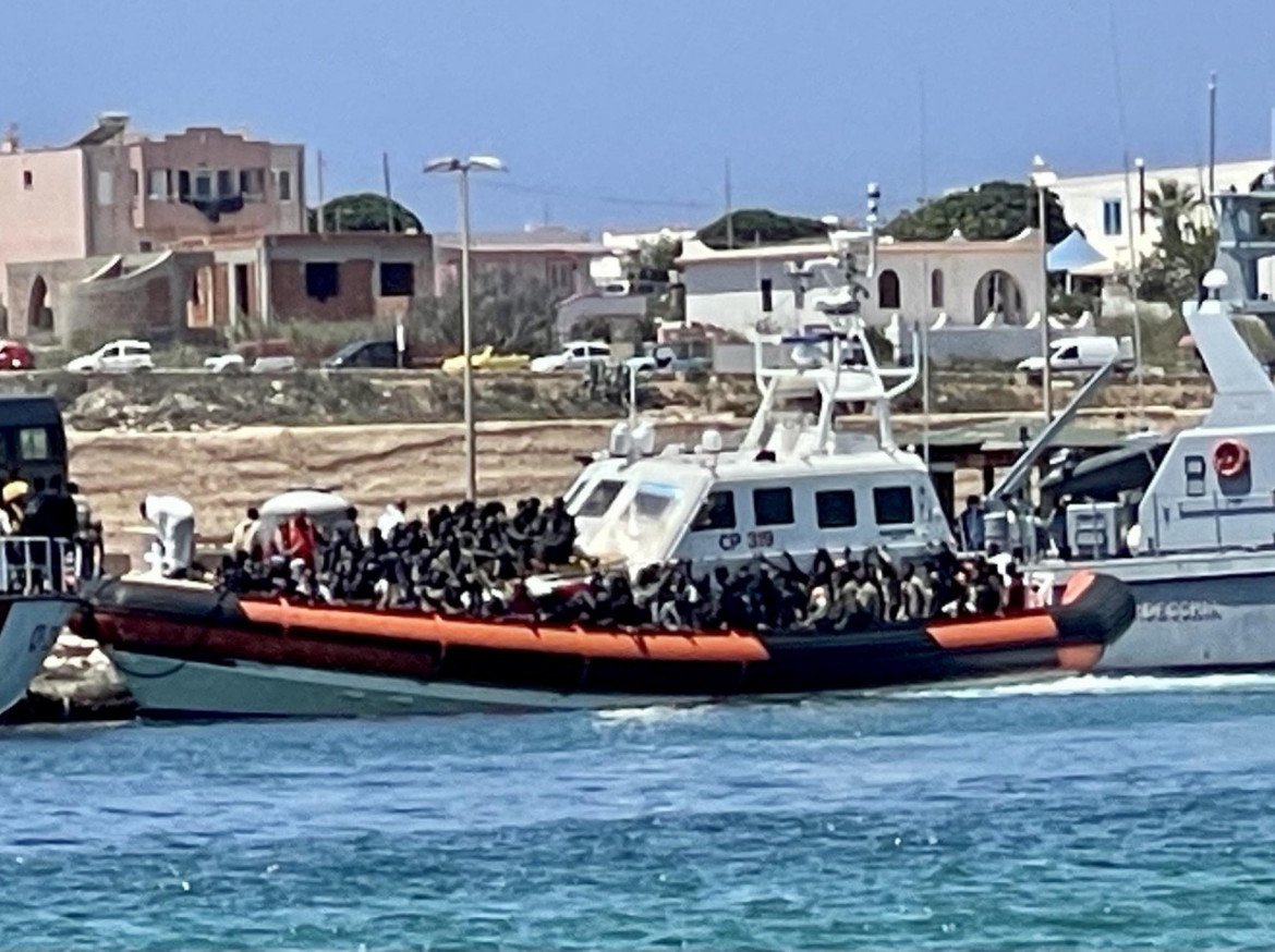 Lampedusa, gli sbarchi non guardano in faccia il governo