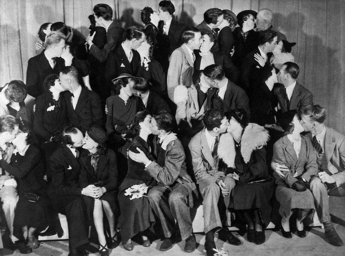 Dentro la storia sociale del bacio
