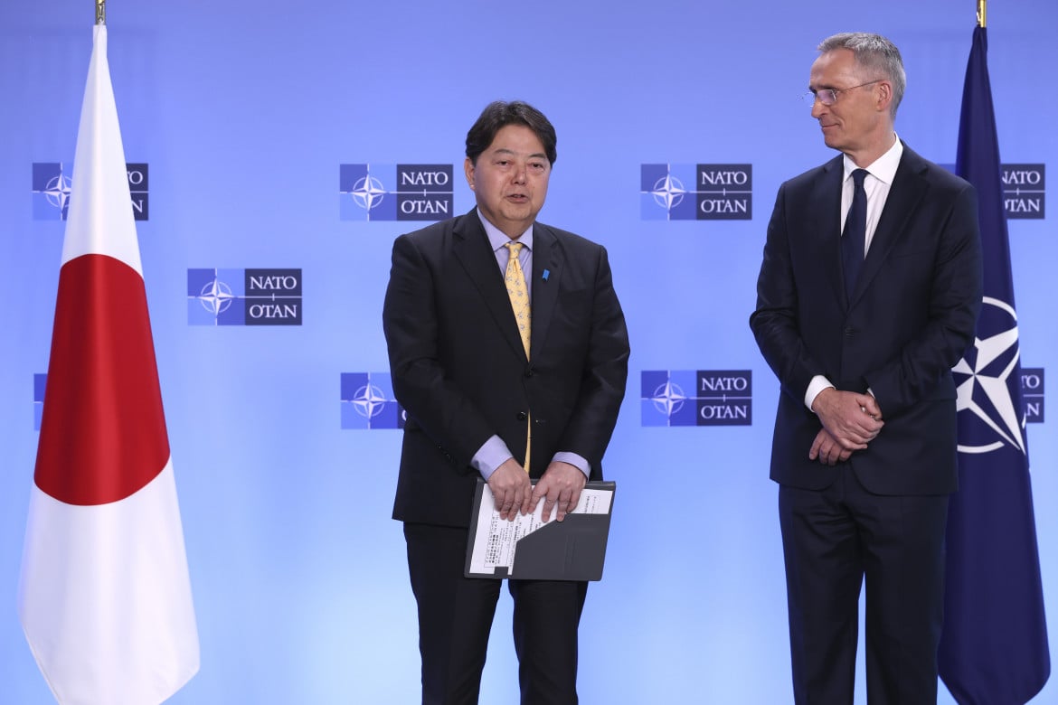 Ufficio in Giappone: la Nato guarda sempre più a est