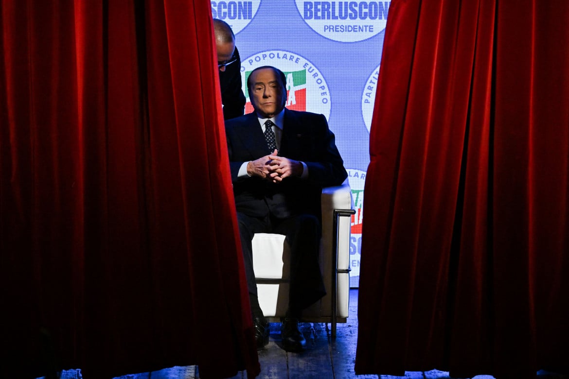 Silvio Berlusconi al teatro Manzoni di Milano alla chiusura della campagna di Forza Italia nel settembre 2022 foto di Filippo Monteforte/Getty Images