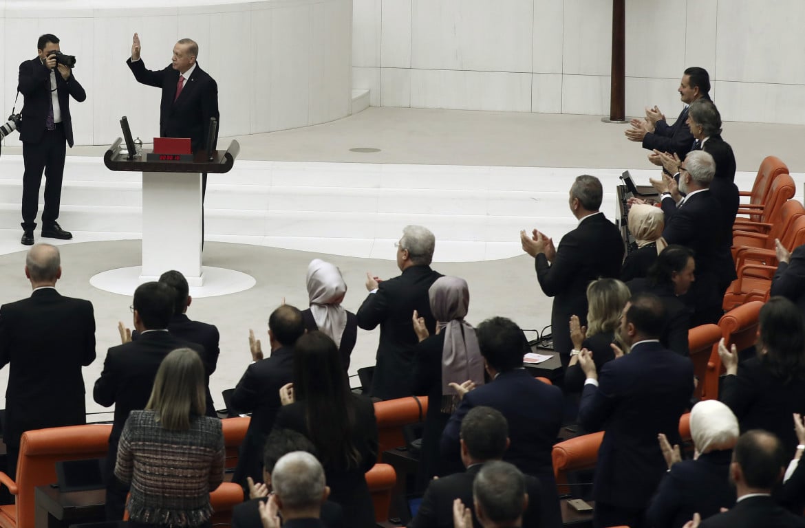 Erdogan giura e presenta il governo: meno spregiudicato in economia, più aggressivo all’estero
