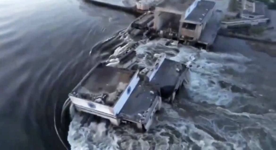 Crolla la diga di Khakovka, è un disastro: case e infrastrutture distrutte