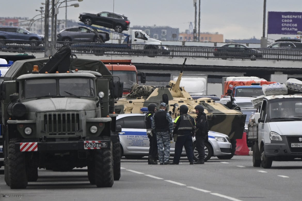 Posto di blocco dei militari alle porte di Mosca FOTO AP