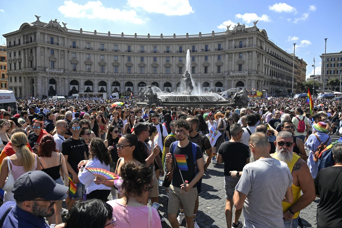 Attivisti e manifestanti durante il Pride nelle strade del centro di Roma, 10 giugno 2023. ANSA/RICCARDO ANTIMIANI