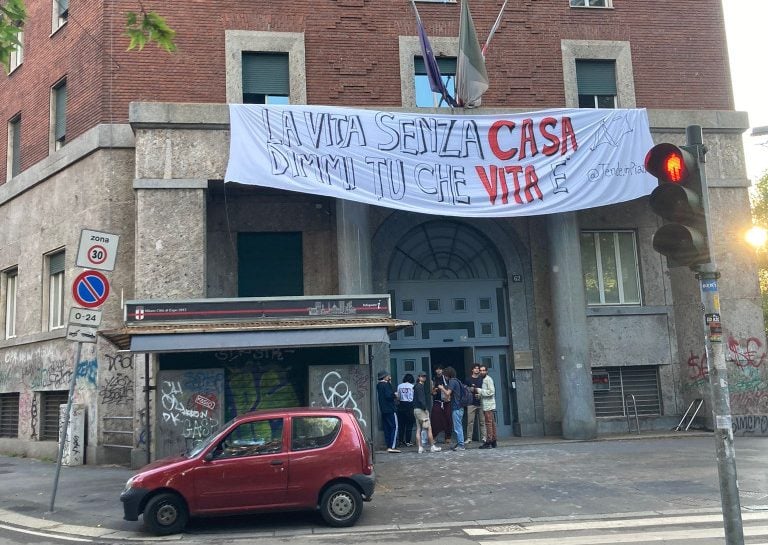 Milano, gli universitari delle tende occupano lo studentato abbandonato