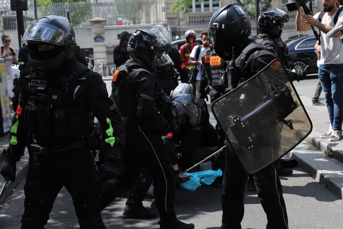 A Parigi manifestazione pacifica, ma la polizia francese attacca