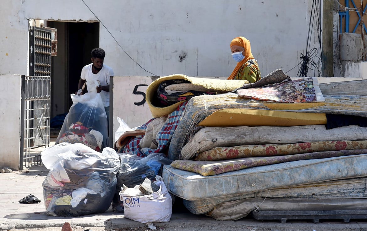 Migranti subsahariani a Sfax svuotano le loro case per sfuggire alle violenze foto Getty Images /Imed Haddad