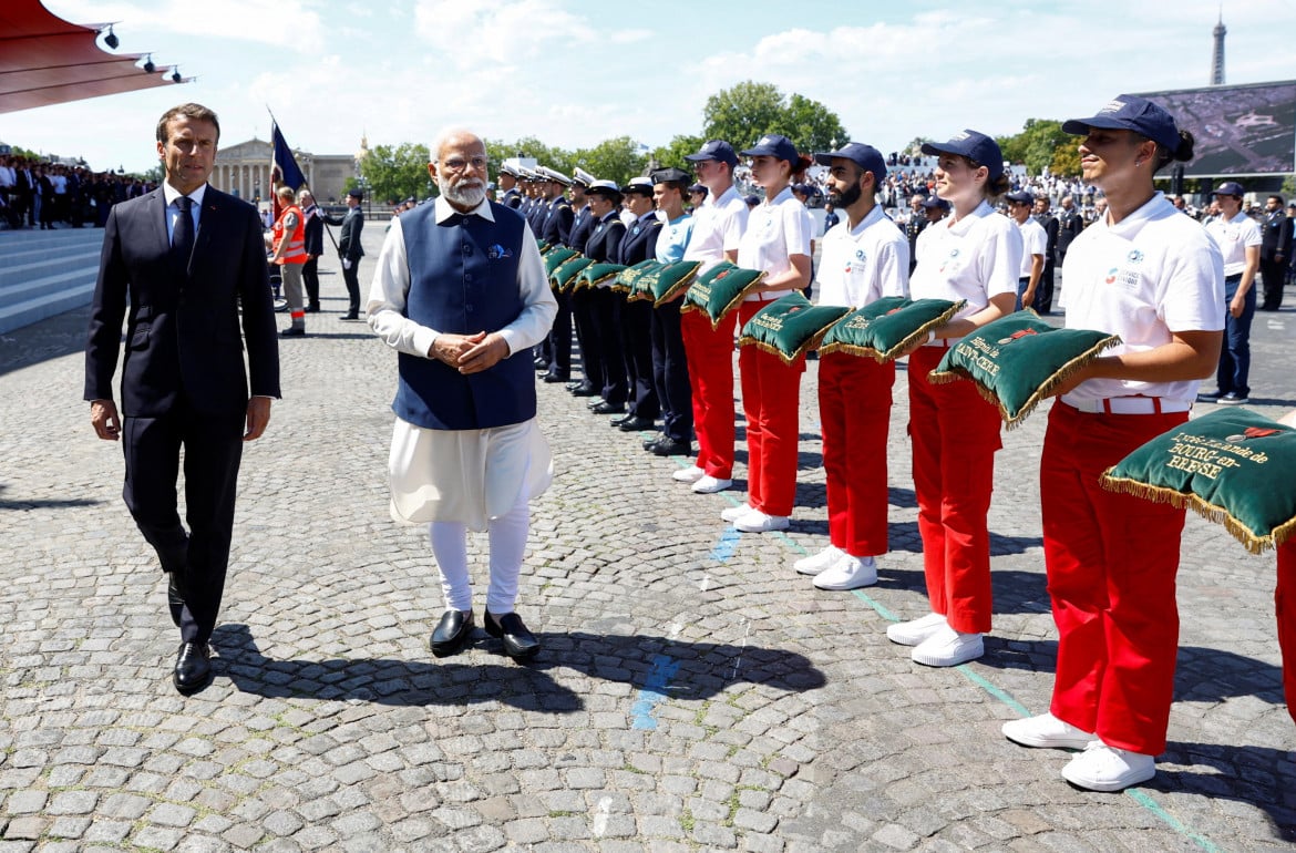 14 luglio senza pacificazione. Macron si consola con Modi