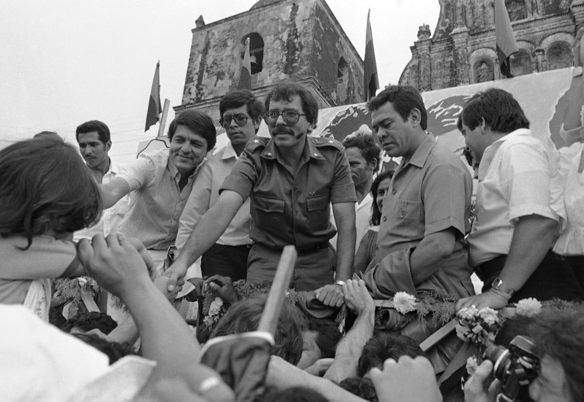 Daniel Ortega nel 1984 durante una manifestazione foto Ap