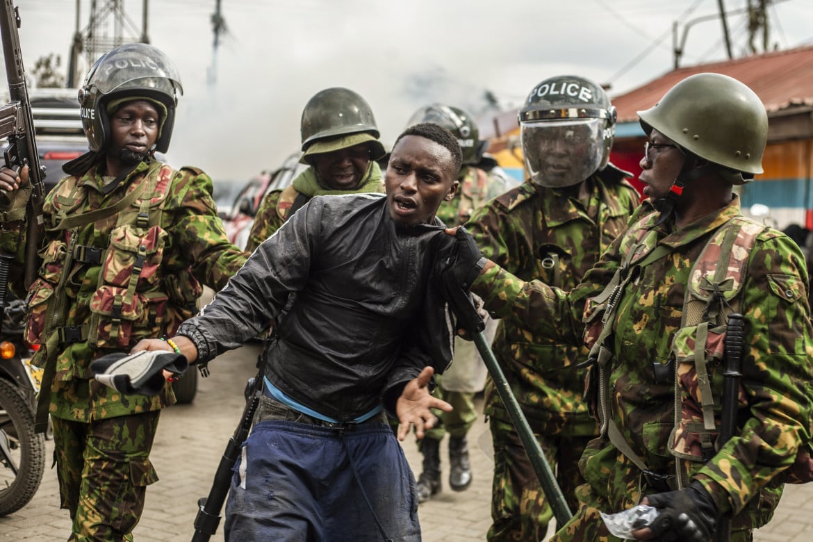 Un manifestante arrestato a Kibera durante le proteste foto Ap