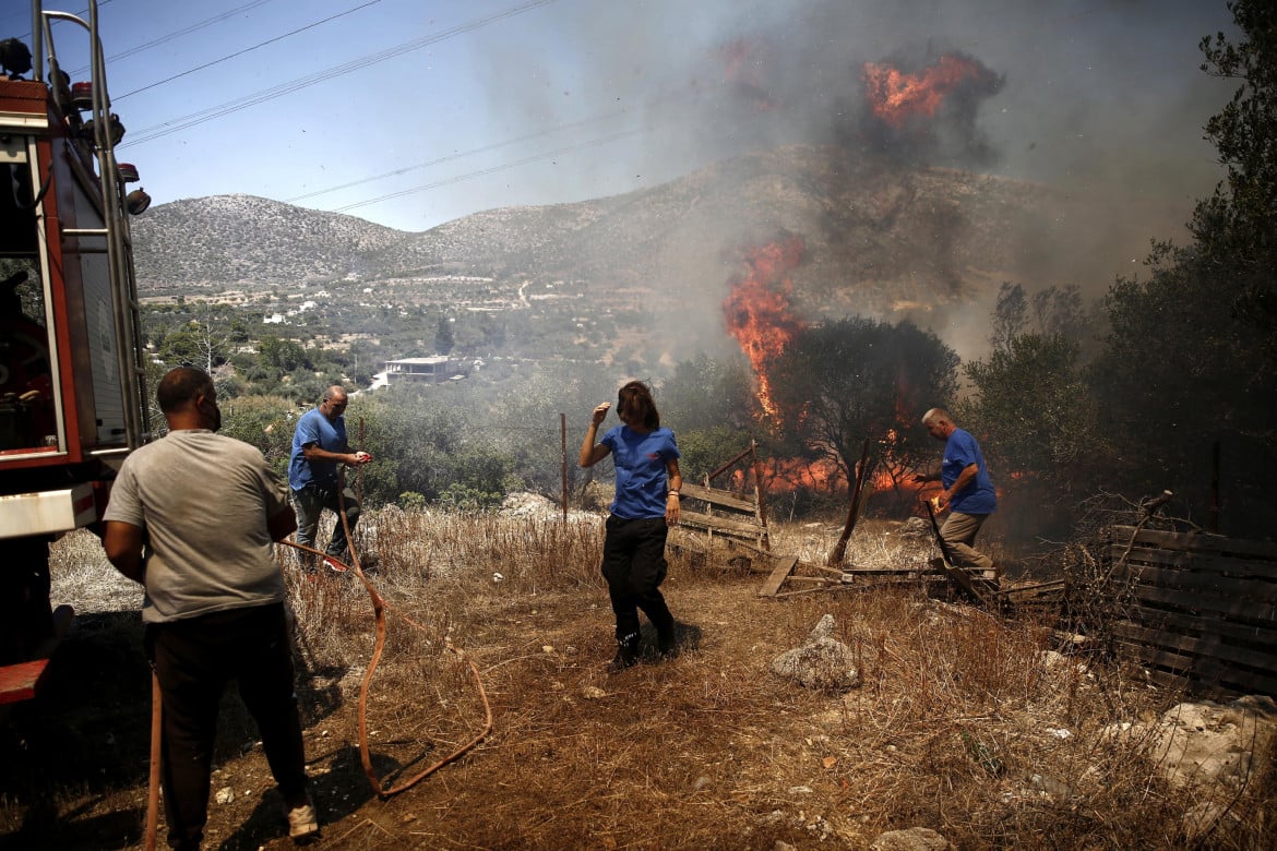 Inferno greco Rodi brucia, in fuga migliaia di turisti