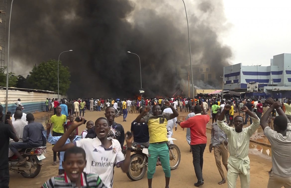 Il golpe nigerino «rassicura» l’occidente. Ma con la Francia è già maretta