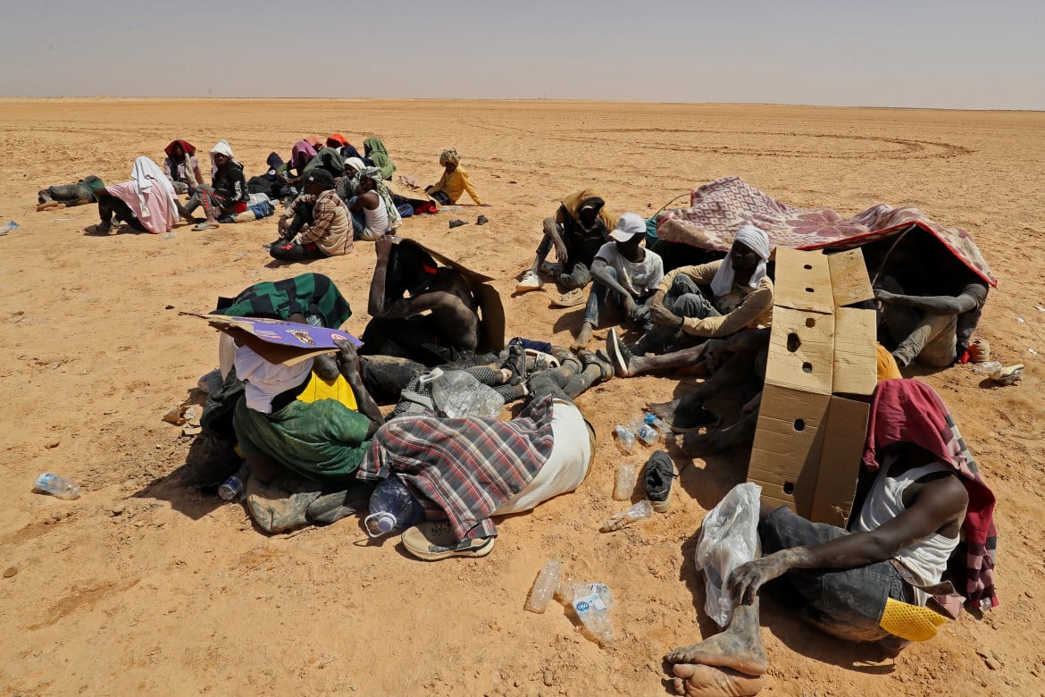 Migranti subsahariani abbandonati nel deserto vicino al confine con la Libia foto Getty