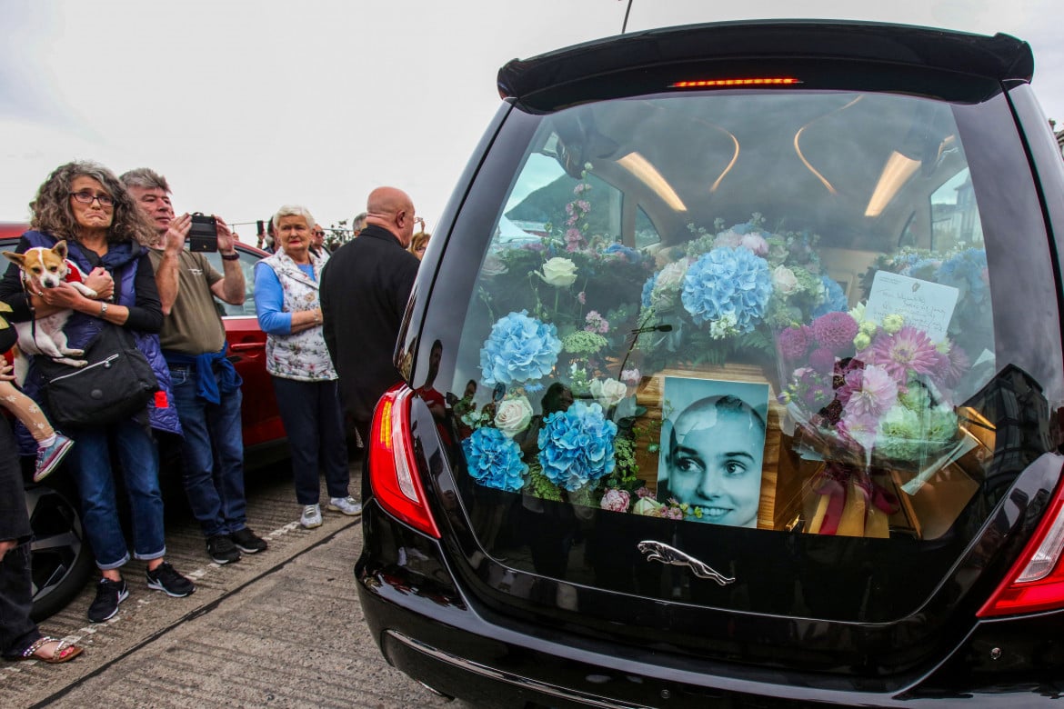 l feretro di Sinéad O’Connor per le strade di Bray foto Getty Images