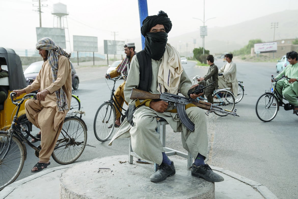 Un miliziano talebano per le strade di Herat foto Ap/Ebrahim Noroozi
