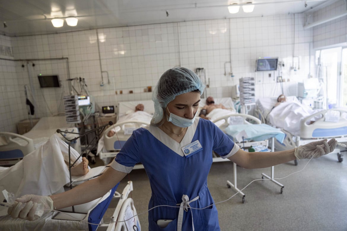Un’infermiera nel reparto di terapia intensiva del Mechnikov Hospital di Dnipro foto Ap